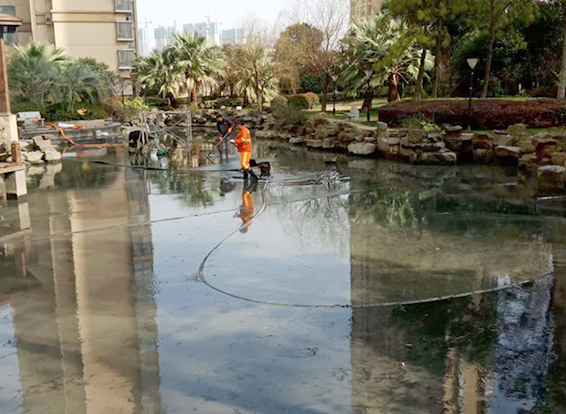 乌苏景观池淤泥清理