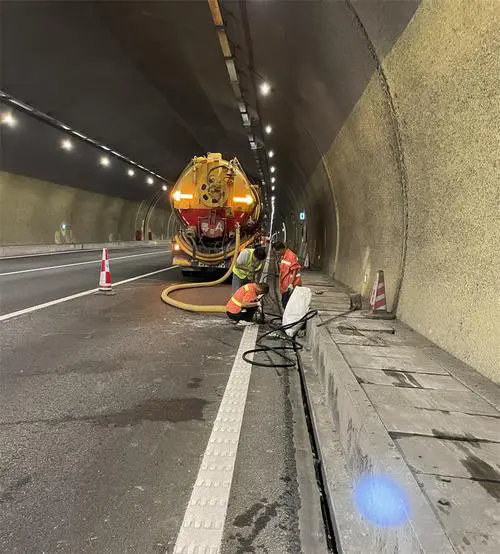 乌苏隧道排水渠清淤